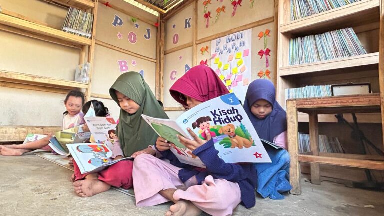 KKN Tematik Literasi Unhas Benahi Perpustakaan Energi Muda
