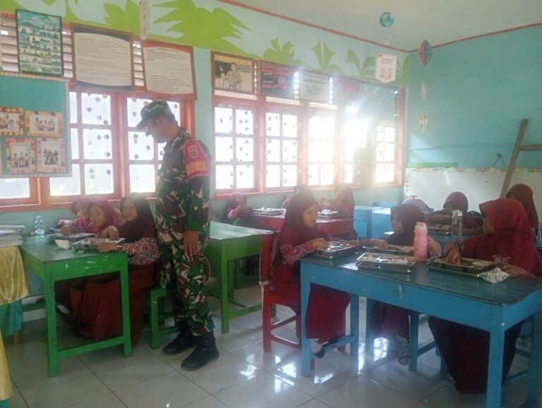Kawal Program Pemerintah, Babinsa Tompobulu Pastikan MBG Tepat Sasaran
