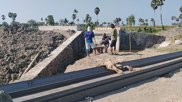 Gotong Royong TNI dan Warga, Pembangunan Jembatan Beton Tahap V di Gowa Capai 60 Persen