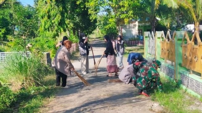 Sambut HUT Ke-81 RI, Babinsa dan Warga Bersihkan Fasilitas Umum di Gowa
