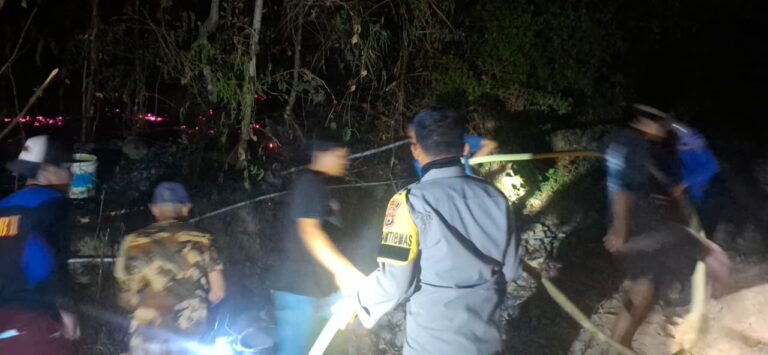 Kebakaran Lahan Bambu di Barru Dipadamkan Polisi, Damkar, dan Warga