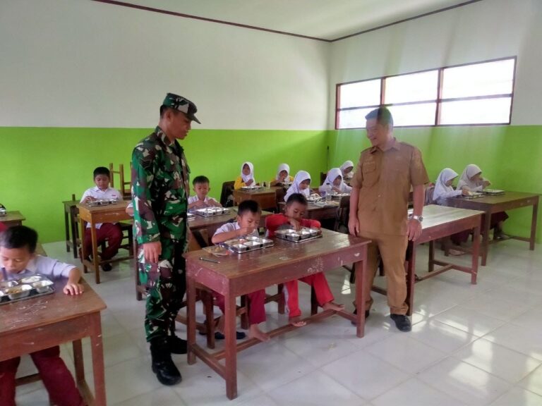 Kawal Program MBG, Babinsa Dampingi Distribusi 544 Paket Makanan Bergizi di Toddotoa