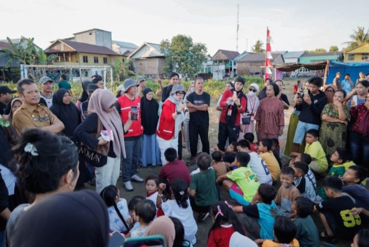 Di Tengah Kemarau, Bupati Barru dan Ketua PMI Turun Langsung Salurkan Air Bersih ke Warga
