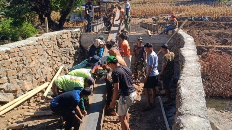 Pembangunan Jembatan Beton Badenglolo Capai 61,10 Persen, TNI dan Warga Terus Bergotong Royong
