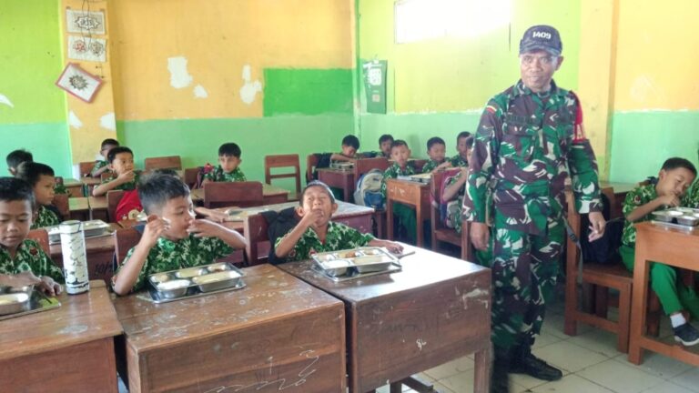 Kawal Program MBG, Babinsa Kodim 1409/Gowa Pastikan Distribusi Makanan Bergizi Tepat Sasaran