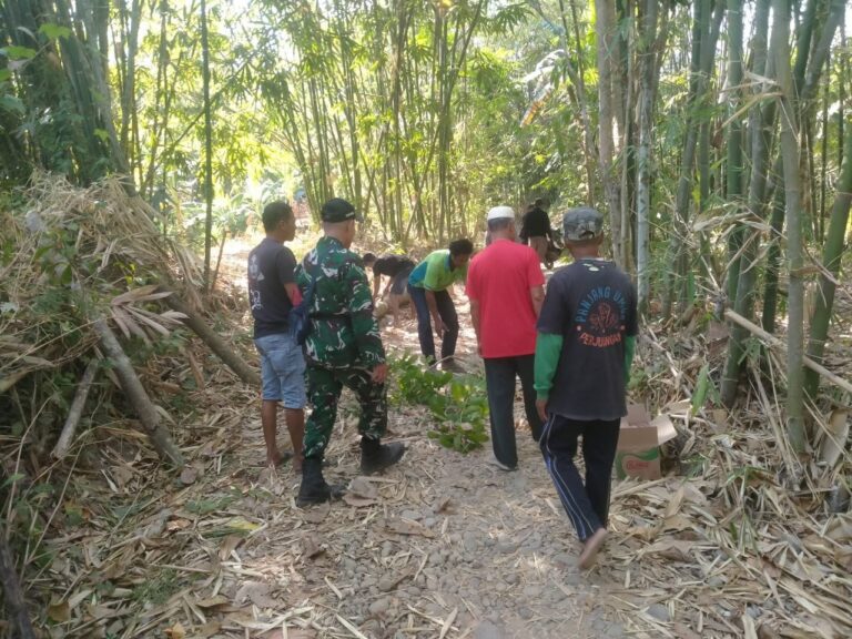Dukung Program “Annangkasi”, Babinsa dan Warga Julu Bori Gotong Royong Bersihkan Lingkungan