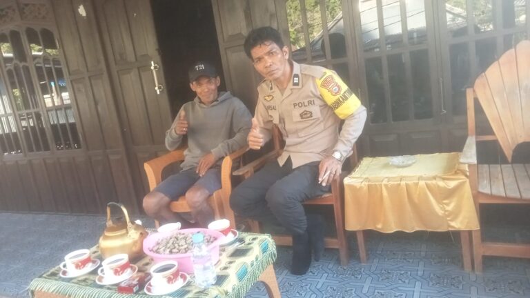 Ngopi Bareng Warga Waesai, Bhabin M. Arsal Ingatkan Waspada Kebakaran dan Jaga Aliran Air