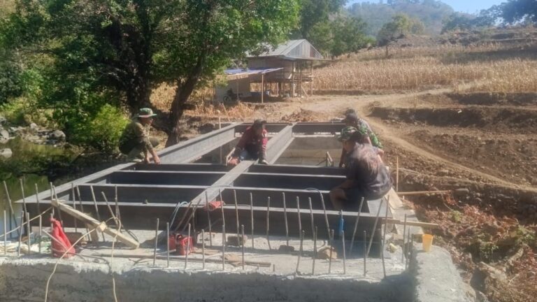 Sinergi TNI dan Warga Pacu Pembangunan Jembatan Badenglolo Tahap V Capai 64 Persen