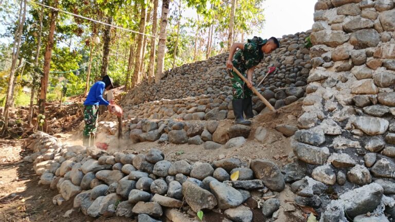 Pacu Akses Warga, Kodim 1409/Gowa Percepat Pembangunan Jembatan Gantung Lambere Capai 80,54 Persen