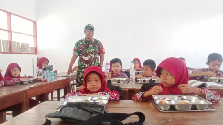 Babinsa Koramil 06/Bajeng Kawal Distribusi Pemenuhan Gizi bagi 3.120 Penerima Manfaat