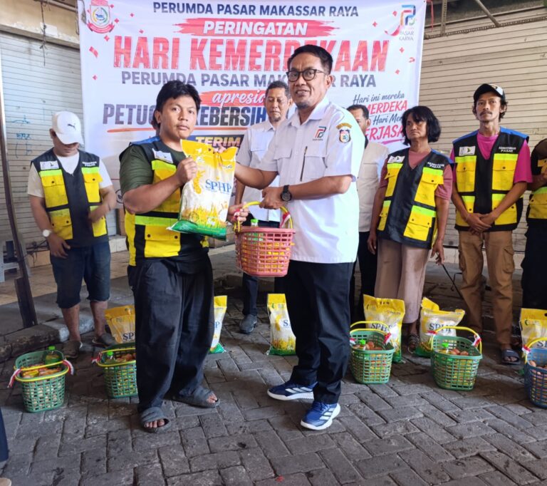 Perumda Pasar Makassar Berbagi Sembako untuk 80 Petugas Kebersihan, Apresiasi Garda Terdepan Pilah Sampah