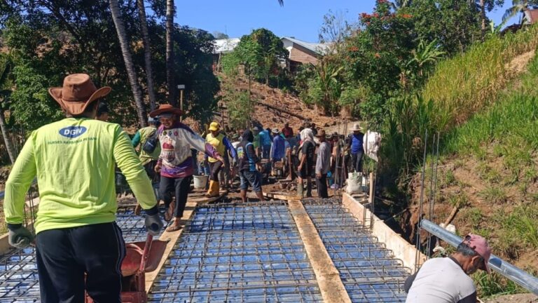 Kemanunggalan TNI dan Rakyat Pacu Pembangunan Jembatan Badenglolo Capai 67 Persen
