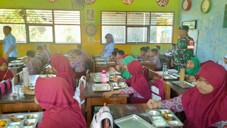 Wujud Sinergi Kawal Generasi Emas, Babinsa Koramil 1409-06/Bajeng Dampingi Pembagian Makan Bergizi Gratis bagi 1.229 Penerima Manfaat di Gowa