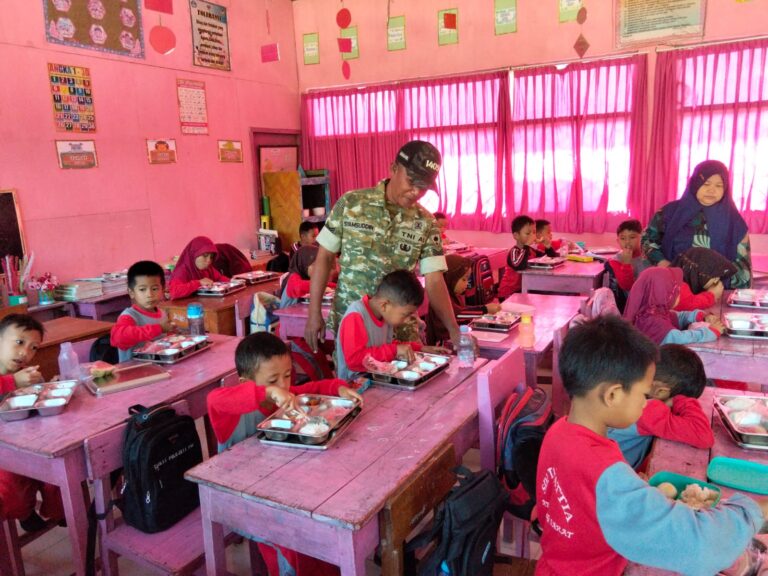 Kawal Program Pemenuhan Gizi, Babinsa Desa Mandalle Sukseskan Operasional SPPG Polres Gowa