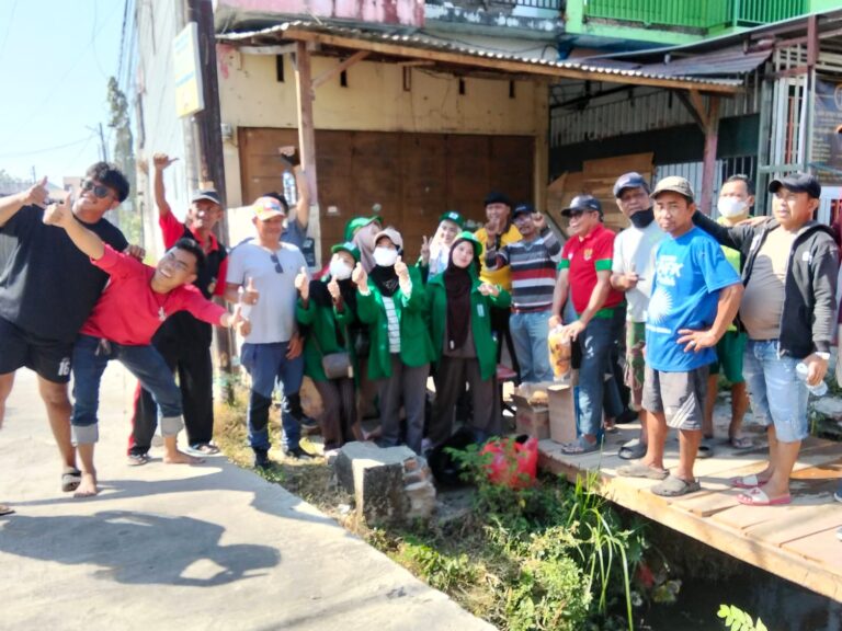 KKN UINAM Angkatan 79 Bersama Warga Gotong Royong Bersihkan Selokan Tersumbat di Poros Swadaya