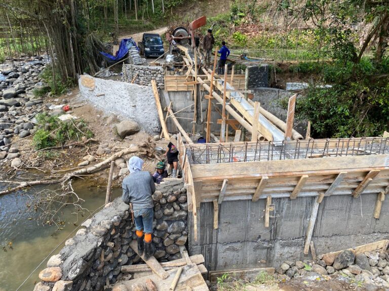 Kemanunggalan TNI-Rakyat Diwujudkan dalam Pembangunan Jembatan Beton Mamingko Tahap VI di Gowa