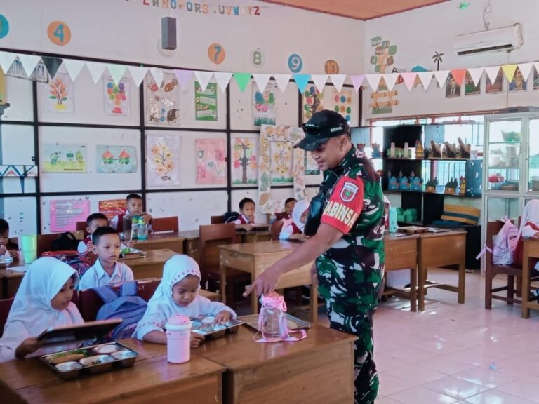 Dukung Pemenuhan Gizi Masyarakat, Babinsa Mata Allo Dampingi Penyaluran Makanan Bergizi
