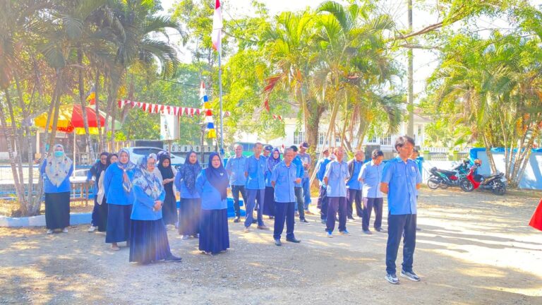 Direktur dan Karyawan PDAM Barru Pererat Ikatan Lewat Tukar Ember