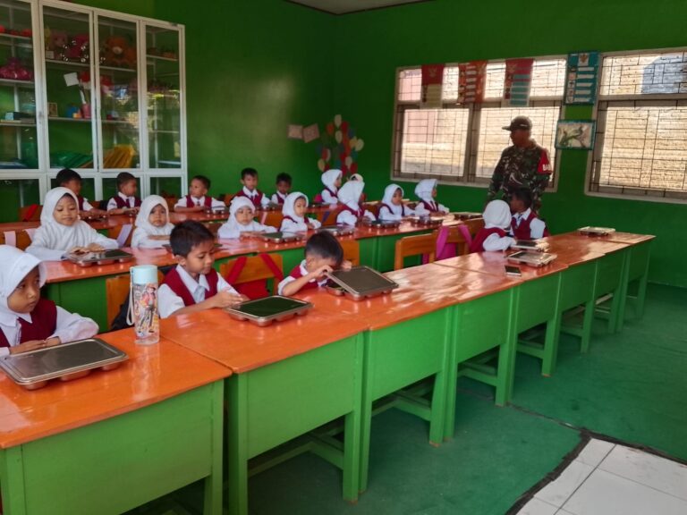 Babinsa Koramil Bajeng Kawal Penyaluran 1.530 Paket Makan Bergizi Gratis di Gowa