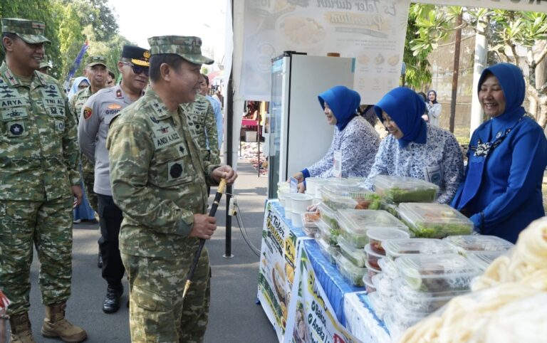 Sambut HUT ke-81 TNI, Kodaeral VI Gelar Bazar Murah, Bagi 1.150 Sembako dan Buka Open Ship di Makassar