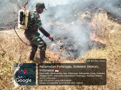 Respon Cepat, Babinsa dan Warga Padamkan Karhutla Seluas 5 Hektare di Sokkolia Gowa