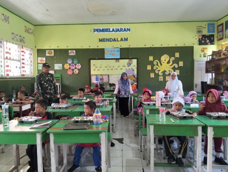 Kawal Program Gizi, Babinsa Dampingi Penyaluran MBG di Bontoala Gowa