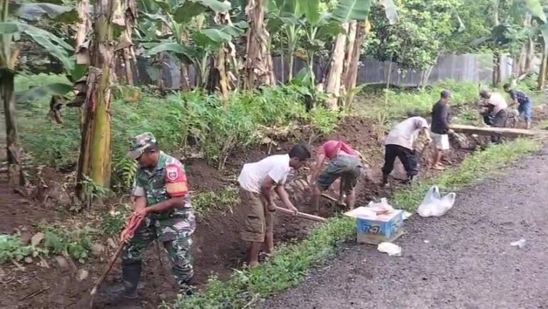TNI-Polri dan Warga Gotong Royong Bersihkan Saluran Air di Bontoramba Gowa