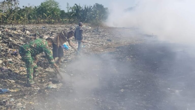 Babinsa dan Warga Padamkan Kebakaran TPA di Bajeng Gowa