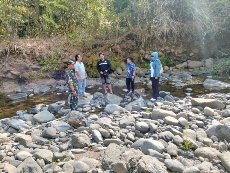 Babinsa Dampingi Pengukuran Lahan Rencana Pembangunan Jembatan Merah Putih di Gowa