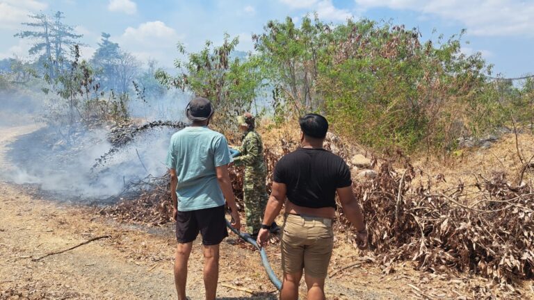 Babinsa, Damkar dan Warga Padamkan Kebakaran 4 Hektare Lahan di Gowa