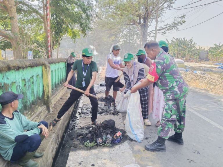 Babinsa dan Warga Gotong Royong Bersihkan Jalan Poros Macanda Gowa