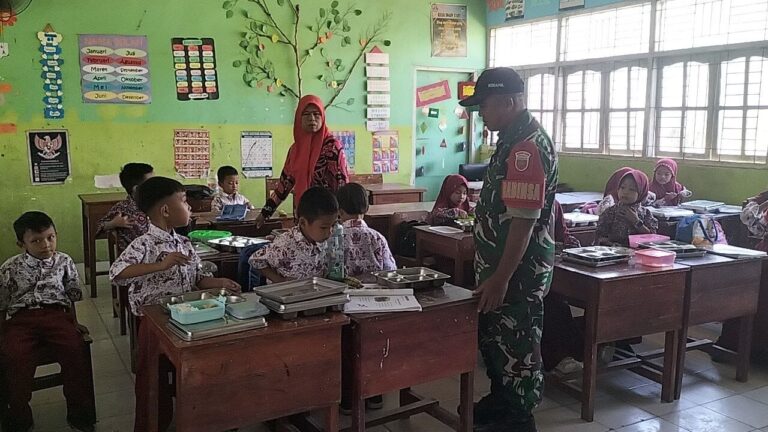 Babinsa Bontoramba Gowa Pantau Penyaluran MBG