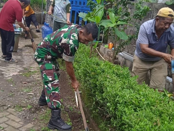 Babinsa dan Warga Bersihkan Drainase di Villa Samata Gowa