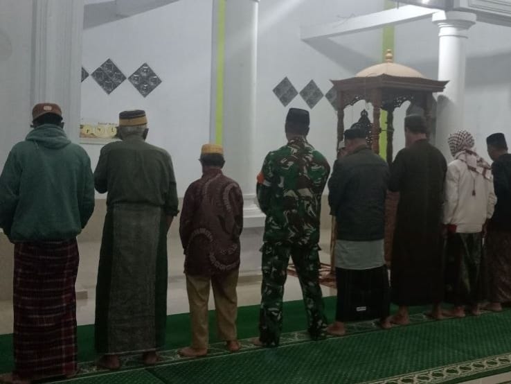 Safari Subuh, Babinsa Gowa Ajak Warga Jaga Kamtibmas
