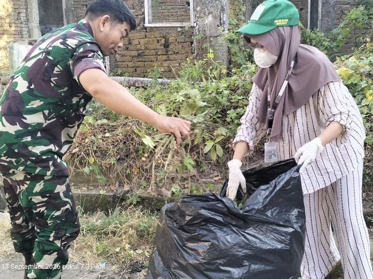 Babinsa, Mahasiswa KKN dan Warga Bersihkan Lingkungan di Gowa