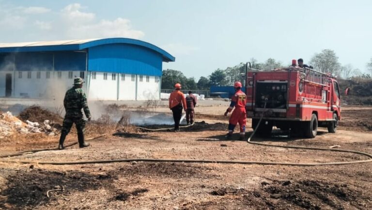 Babinsa dan Damkar Padamkan Kebakaran 2 Hektare Lahan di Gowa