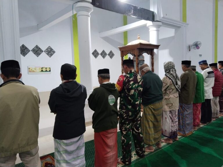 Safari Subuh, Babinsa Tompobulu Gowa Rajut Silaturahmi dengan Warga