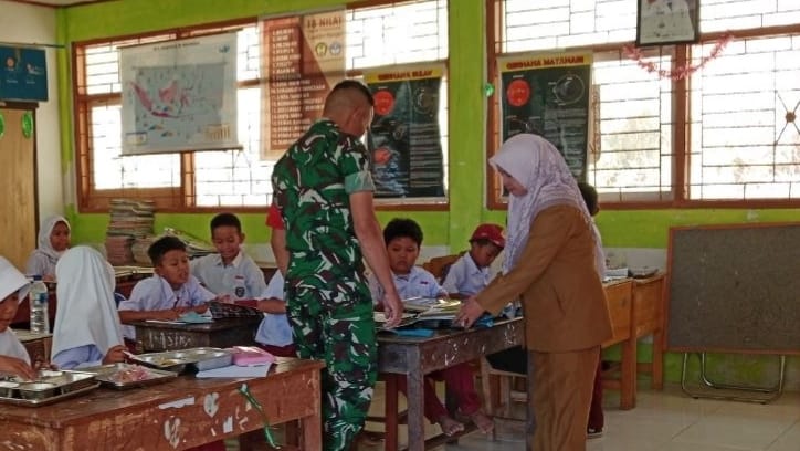 Babinsa Gowa Kawal Penyaluran MBG, Pastikan Menu Layak Konsumsi