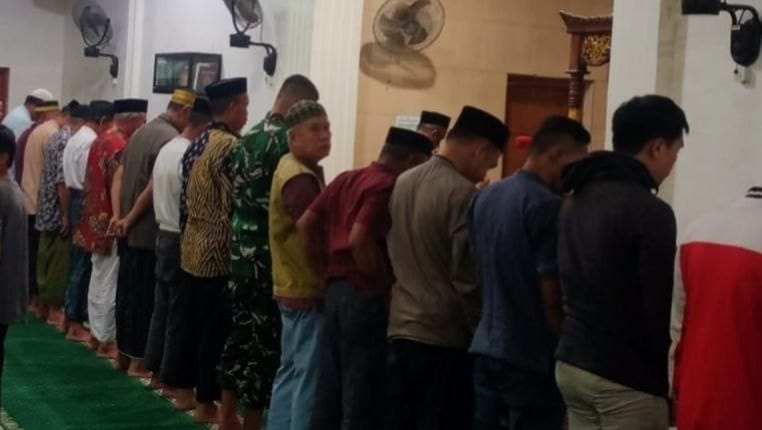 Pererat Kebersamaan, Babinsa Koramil 01/Somba Opu Laksanakan Sholat Subuh dan Komsos di Masjid Al Ikhlas