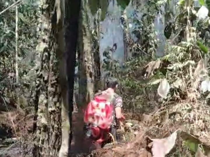 Babinsa dan Warga Padamkan Kebakaran 3 Hektare Lahan di Bontolempangan Gowa