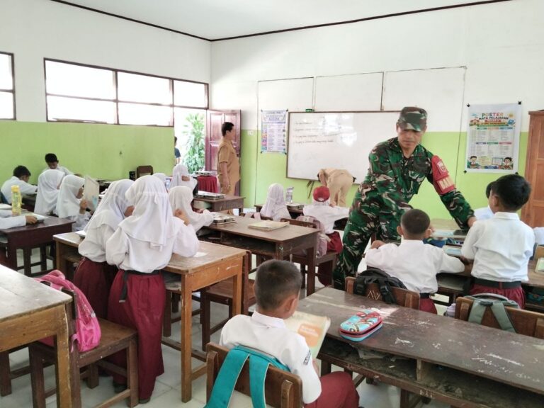 Babinsa Kawal Penyaluran MBG untuk 544 Pelajar di Pallangga Gowa