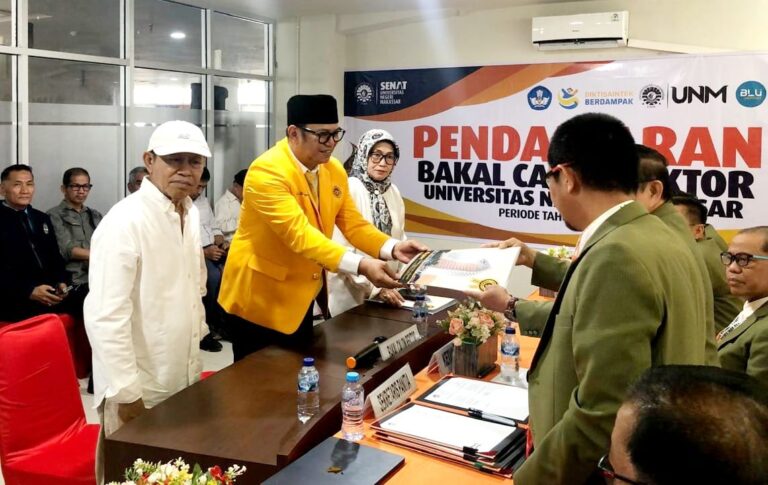 Dikawal Seniman hingga Akademisi, Dr. Arifin Manggau Serahkan Berkas Pendaftaran Rektor UNM