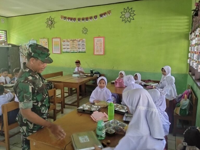Babinsa Dampingi Penyaluran 1.211 Porsi MBG di Pallangga Gowa