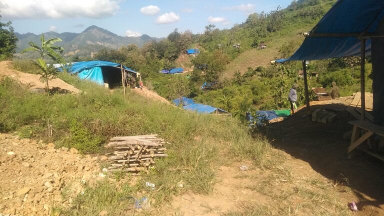 Lubang Tikus Menganga di Batu Ma’lonro, Tambang Emas Ilegal yang Bertahan Empat Tahun
