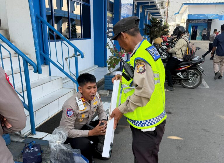 Kasat Lantas Polresta Gowa Dampingi Imam Hanafi Terima Penghargaan