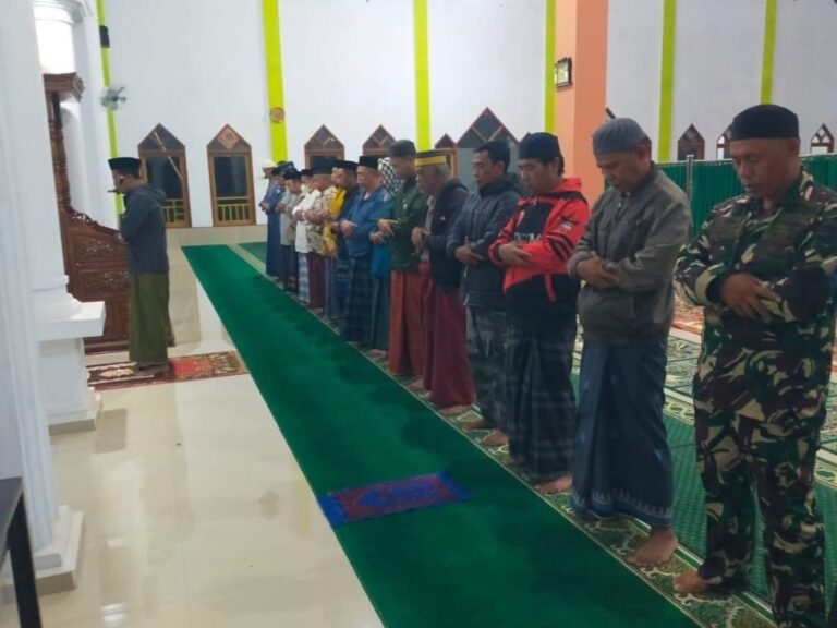 Hangatkan Suasana Pagi, Babinsa Koramil 1409-07/Tompobulu Ba’da Subuh Ngobrol Bareng Warga Binaan