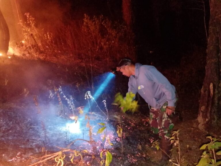 Babinsa dan Warga Padamkan Kebakaran 1,5 Hektare Lahan di Malino Gowa