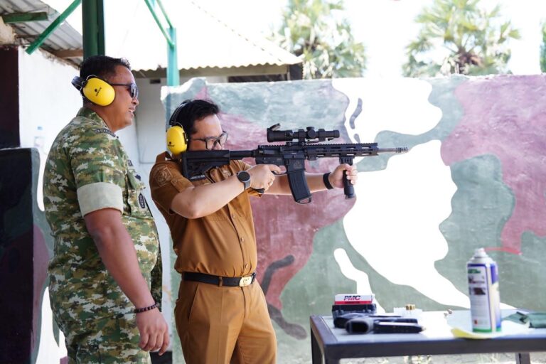 Dandim Gowa Dampingi Wabup Darmawangsyah dalam Latihan Menembak