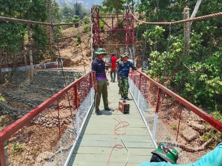 Jelang Rampung, Gotong Royong TNI dan Warga Gowa Tuntaskan Tahap Akhir Jembatan Gantung Buakkang