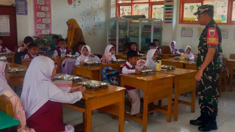 Babinsa Desa Maradekaya Kawal Ketat Distribusi 2.925 Porsi Gizi SPPG Bajeng Panciro 02
